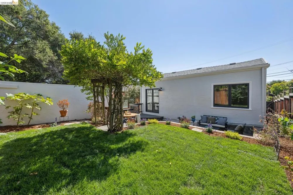 214 Mandalay Rd Oakland, CA 94618