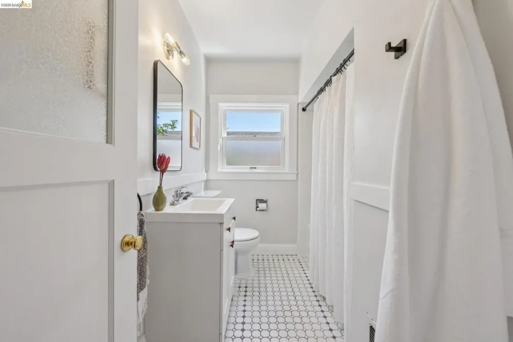214 Mandalay Rd Oakland, CA 94618