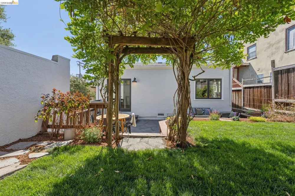214 Mandalay Rd Oakland, CA 94618