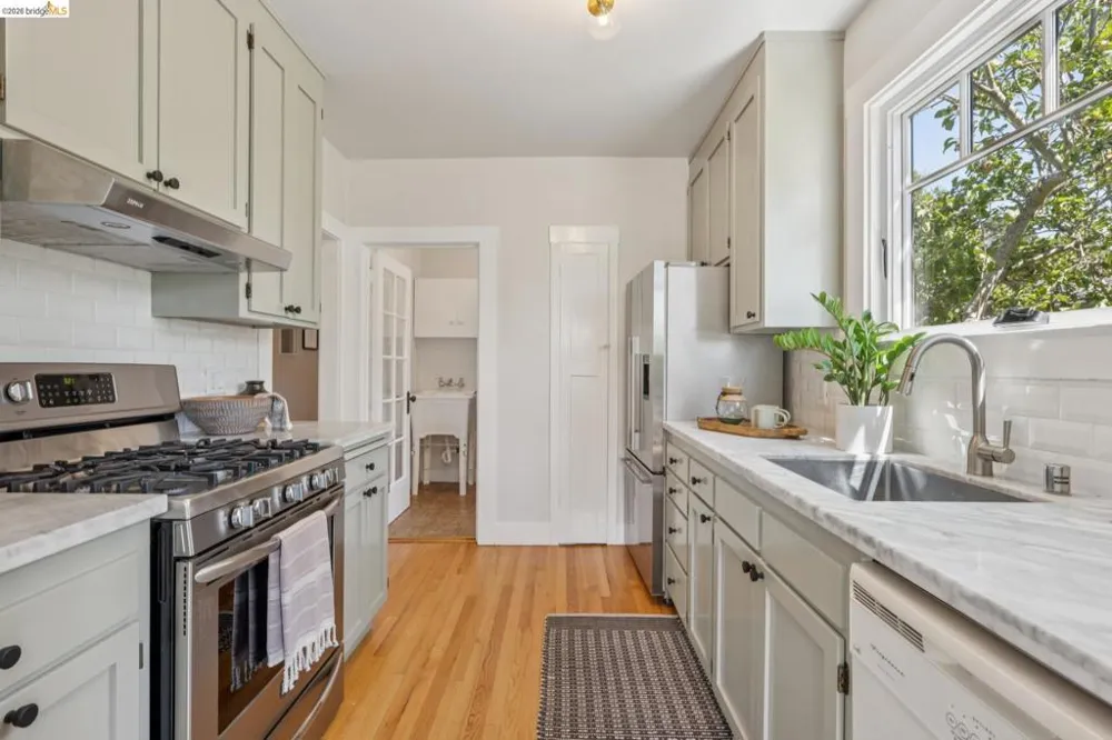 214 Mandalay Rd Oakland, CA 94618