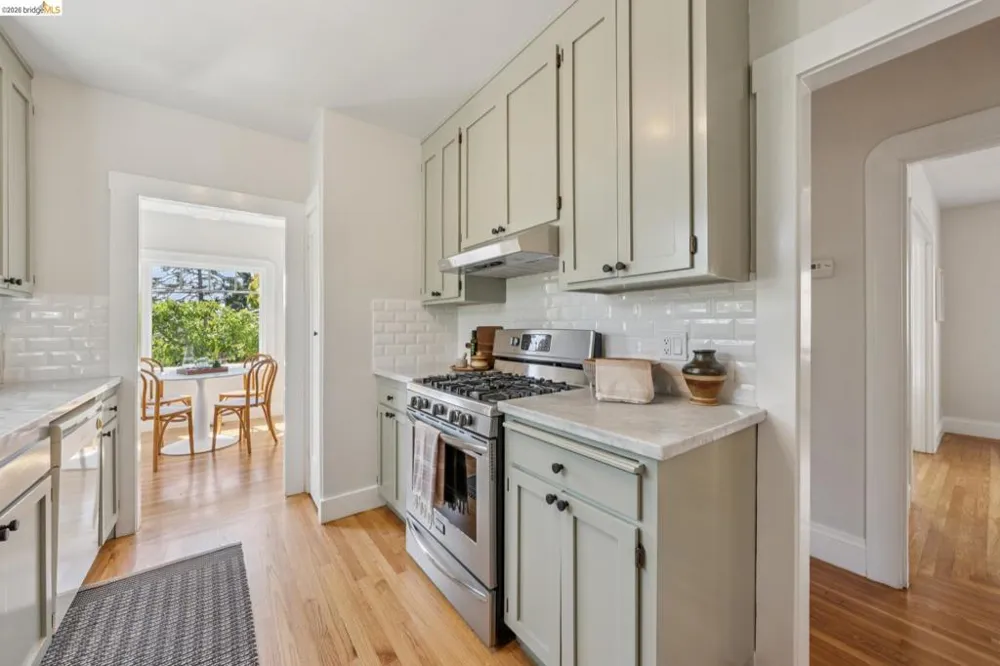 214 Mandalay Rd Oakland, CA 94618