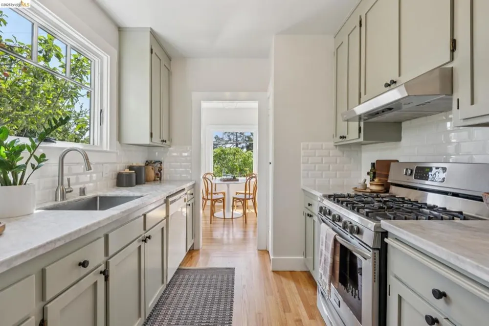 214 Mandalay Rd Oakland, CA 94618