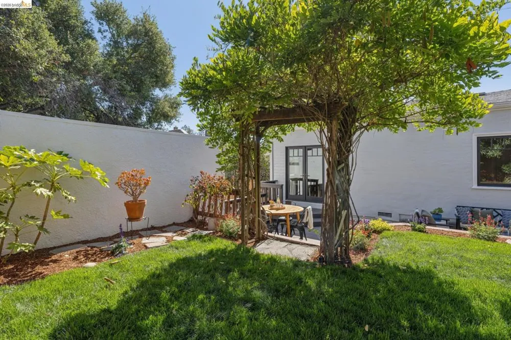 214 Mandalay Rd Oakland, CA 94618