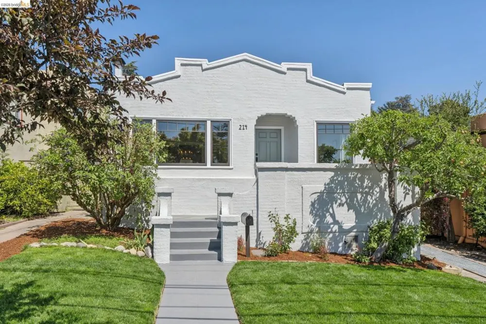 214 Mandalay Rd Oakland, CA 94618
