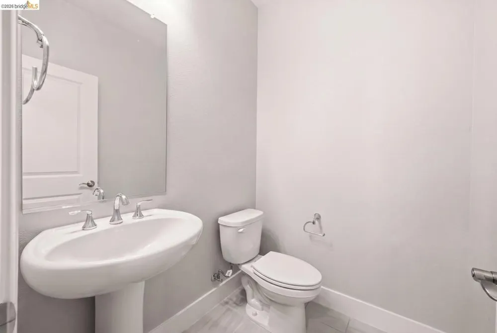 2825 Crusader ST Alameda, CA 94501