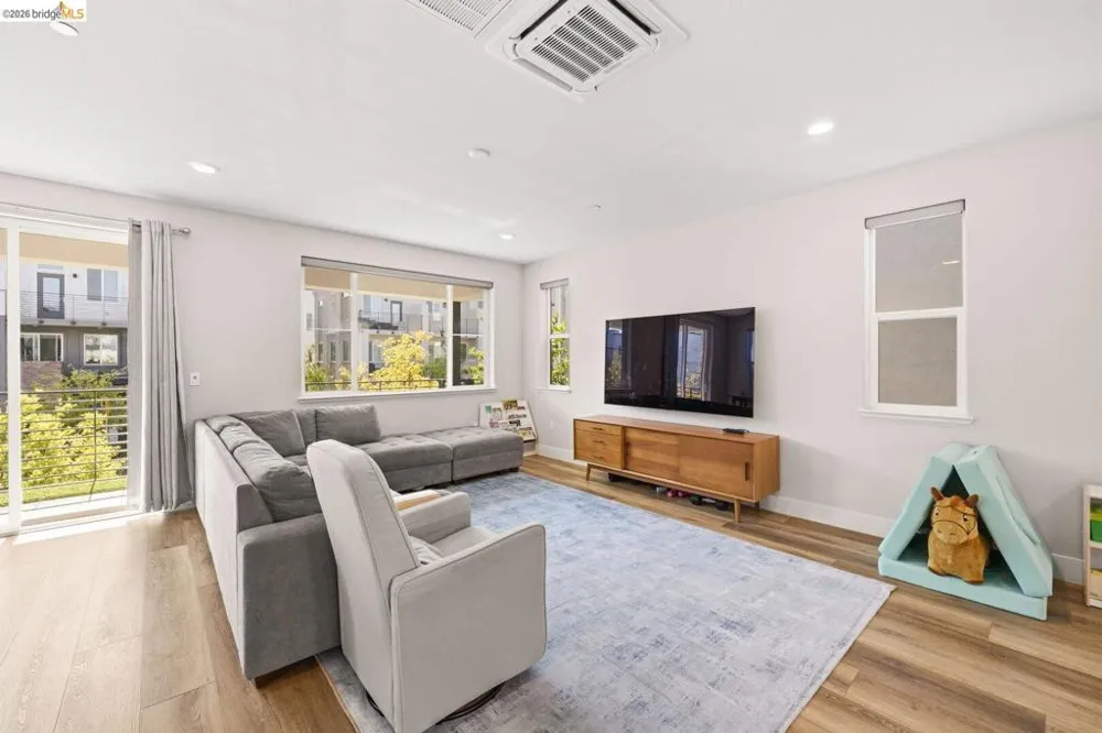 2825 Crusader ST Alameda, CA 94501
