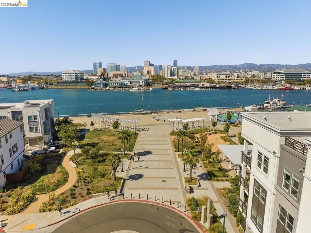 2825 Crusader ST Alameda, CA 94501