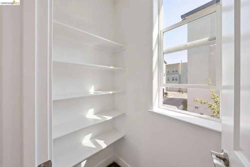 2825 Crusader ST Alameda, CA 94501