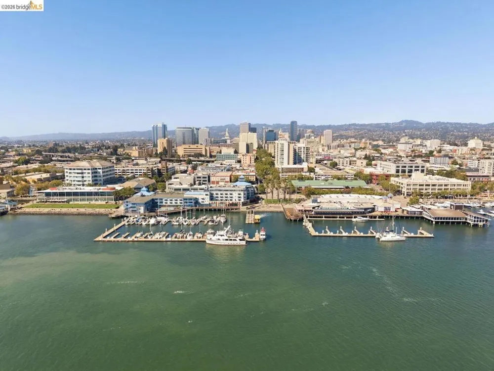 2825 Crusader ST Alameda, CA 94501