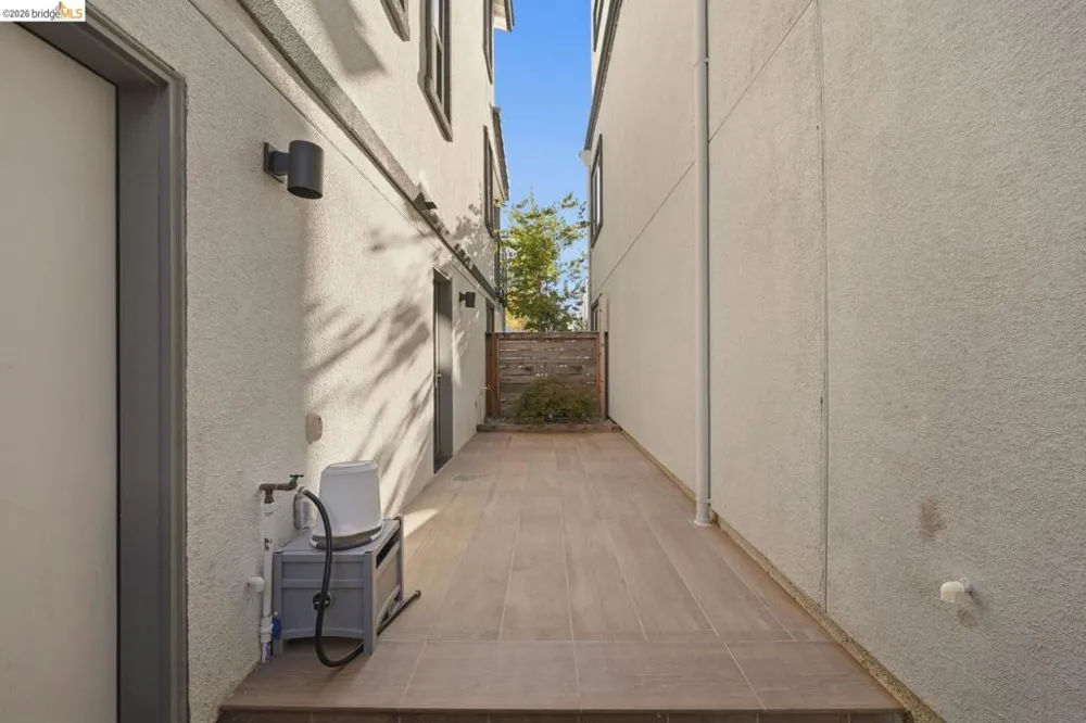 2825 Crusader ST Alameda, CA 94501