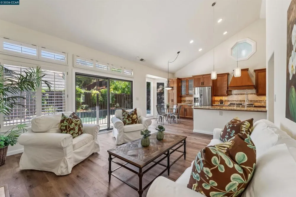 225 Valley Glen Ln Martinez, CA 94553