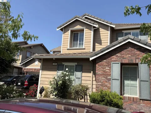 379 N Sierra Madre St
