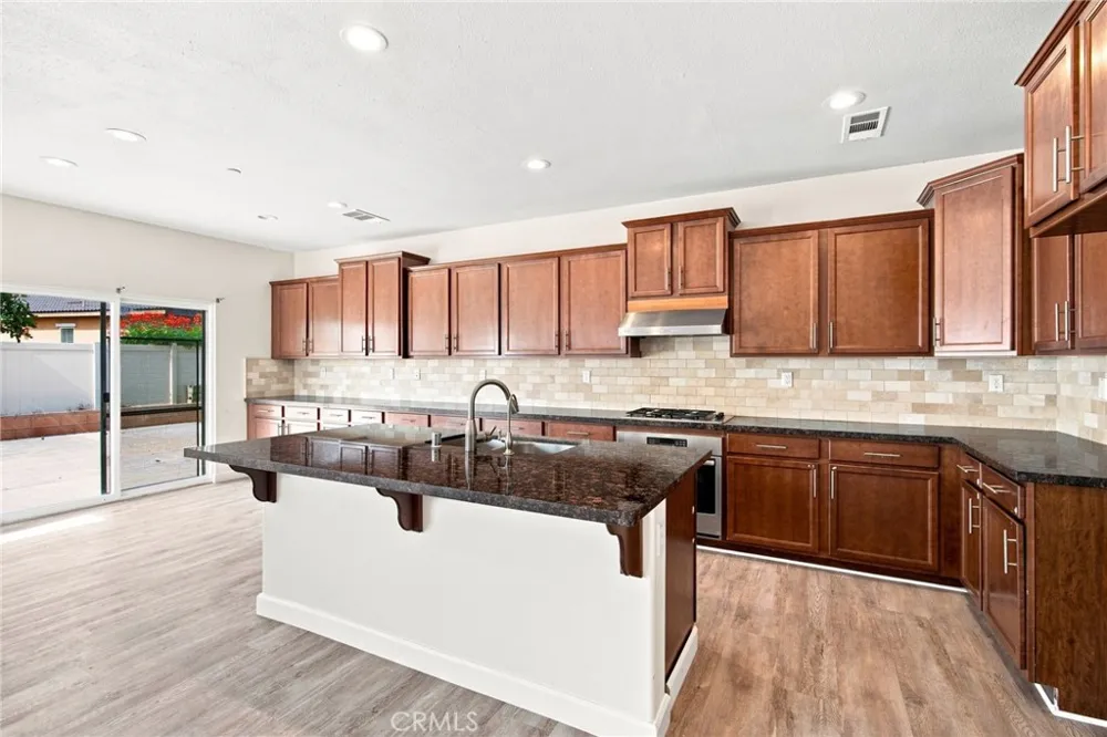 13998 Agate Court Eastvale, CA 92880