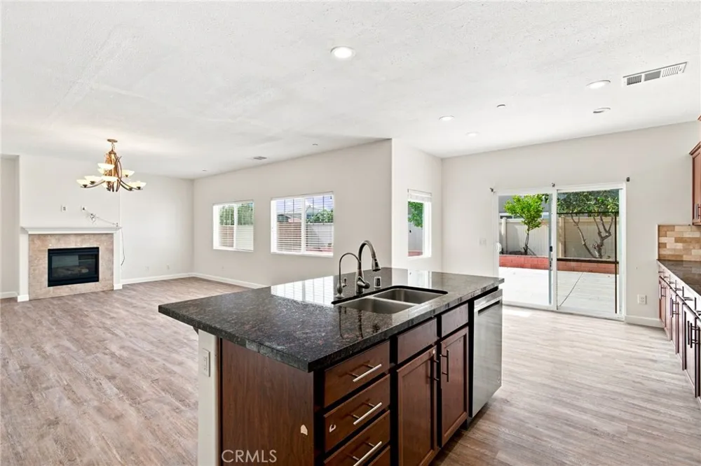 13998 Agate Court Eastvale, CA 92880