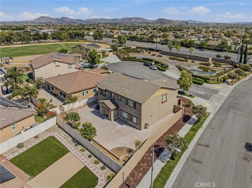 13998 Agate Court Eastvale, CA 92880