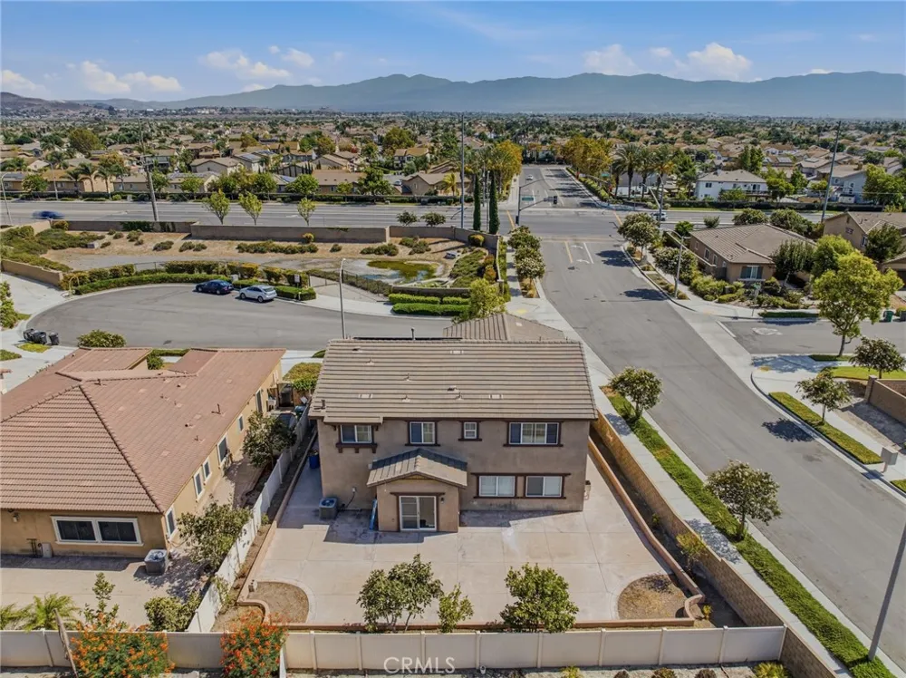13998 Agate Court Eastvale, CA 92880