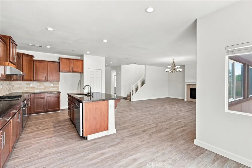 13998 Agate Court Eastvale, CA 92880