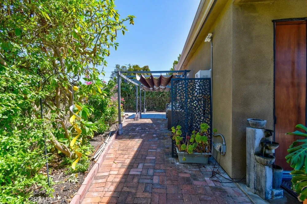 1018 La Presa Drive Pasadena, CA 91107