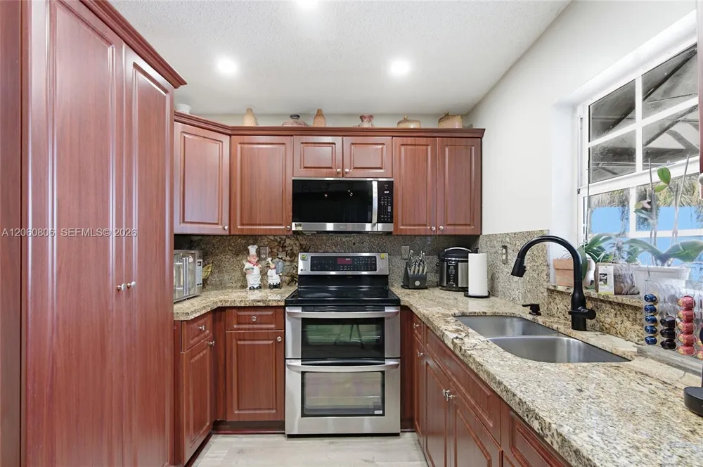 9011 NW 193rd Ter Hialeah, FL 33018