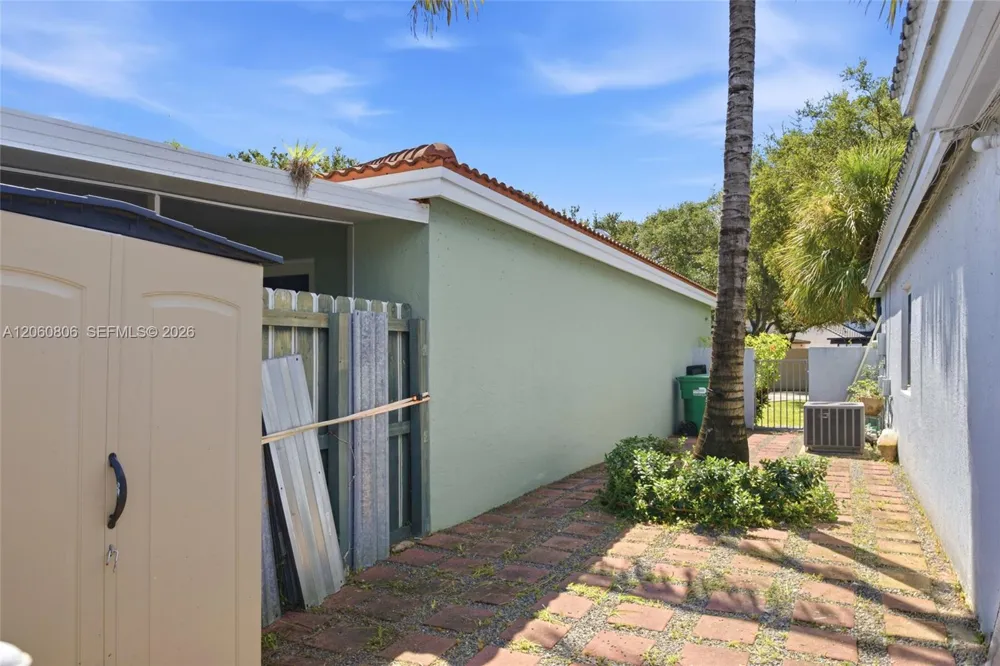 9011 NW 193rd Ter Hialeah, FL 33018