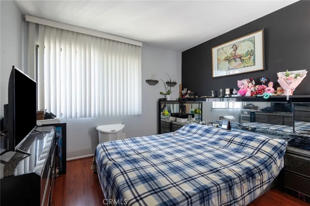 15106 Nordhoff #7 North Hills, CA 91343