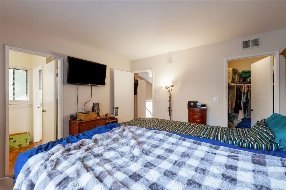 15106 Nordhoff #7 North Hills, CA 91343