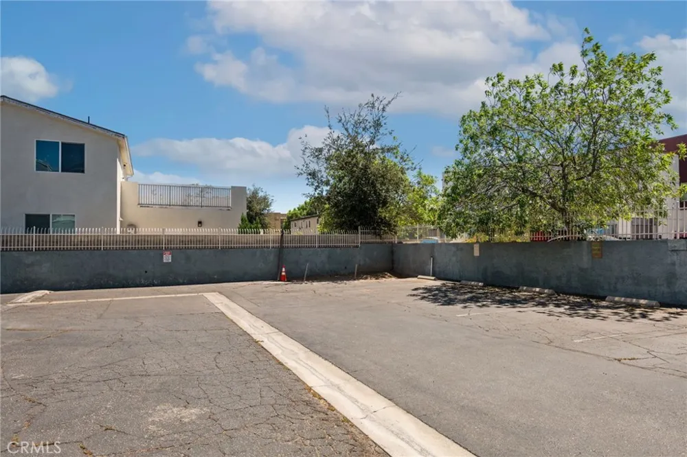 15106 Nordhoff #7 North Hills, CA 91343