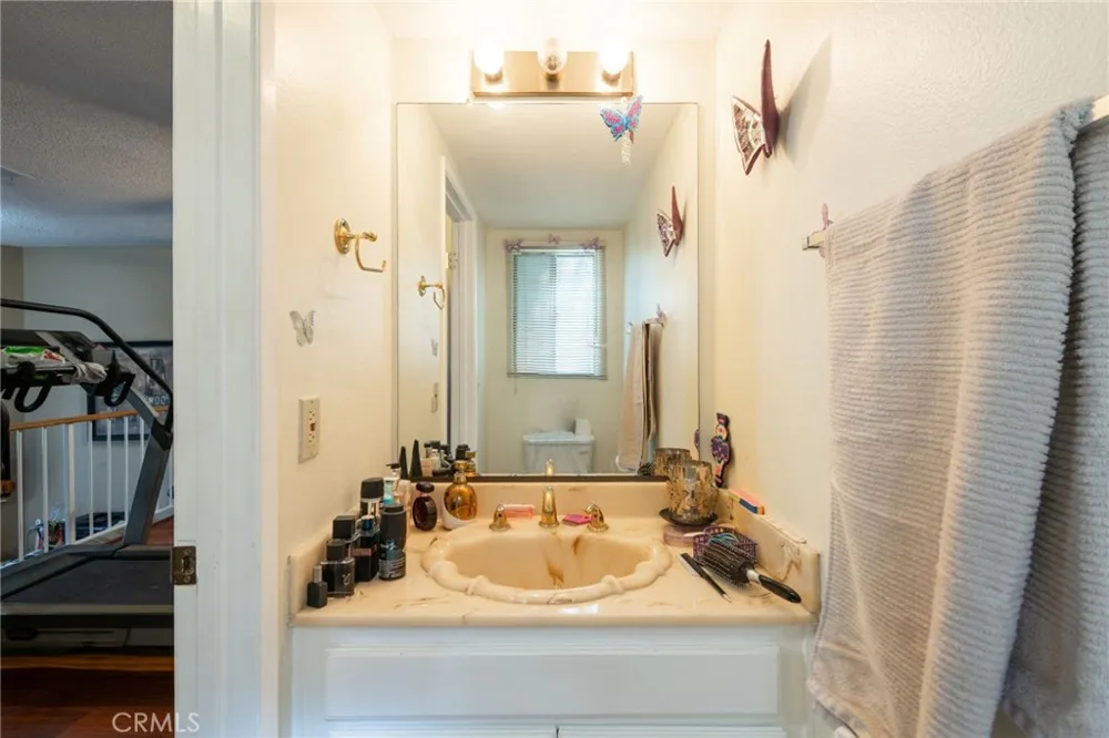 15106 Nordhoff #7 North Hills, CA 91343