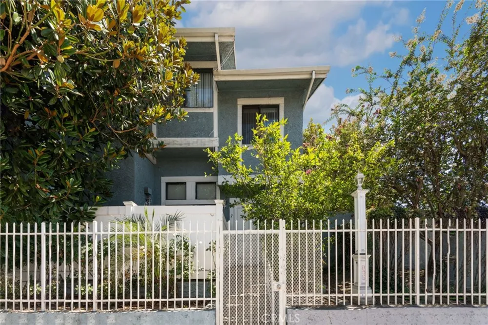 15106 Nordhoff #7 North Hills, CA 91343