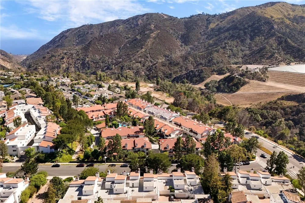 17255 Palisades Circle Pacific Palisades, CA 90272