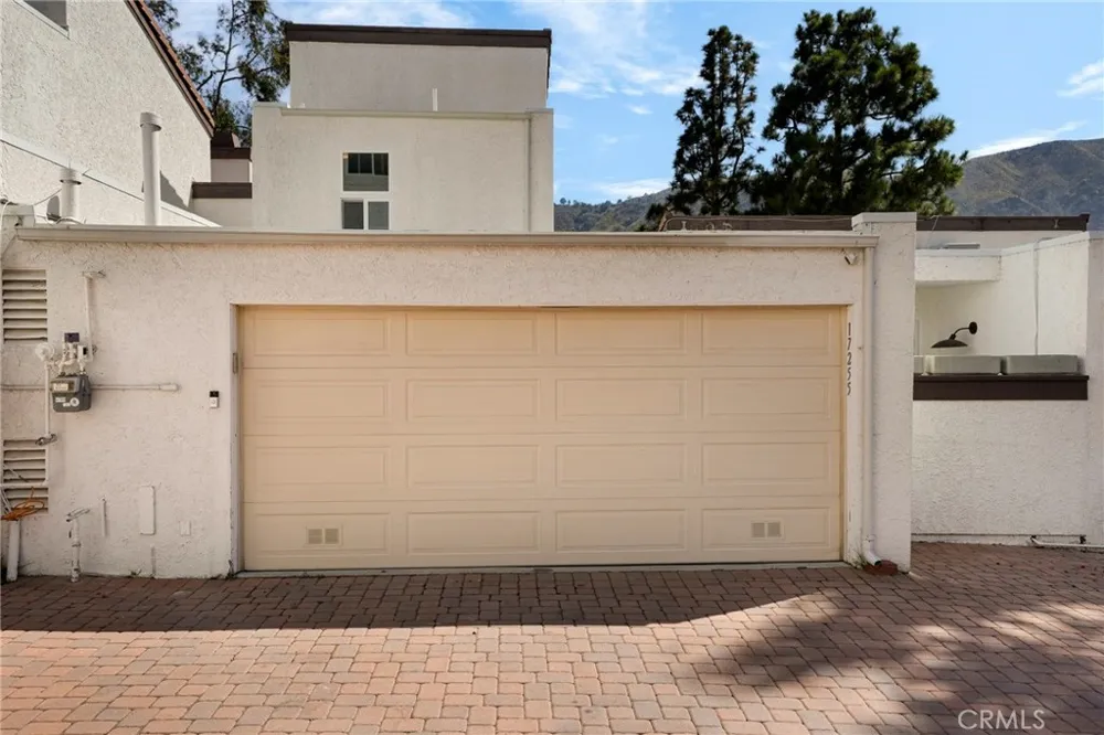 17255 Palisades Circle Pacific Palisades, CA 90272