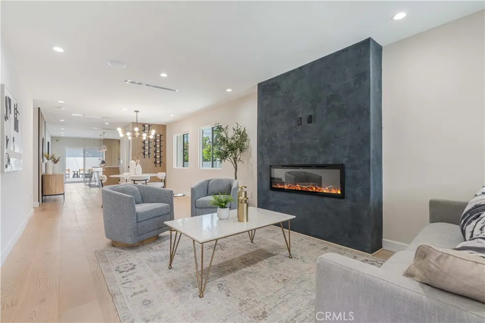2837 S Palm Grove Avenue Los Angeles, CA 90016