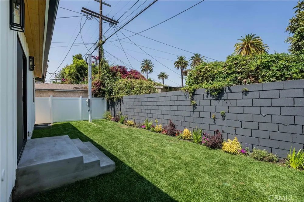 2837 S Palm Grove Avenue Los Angeles, CA 90016
