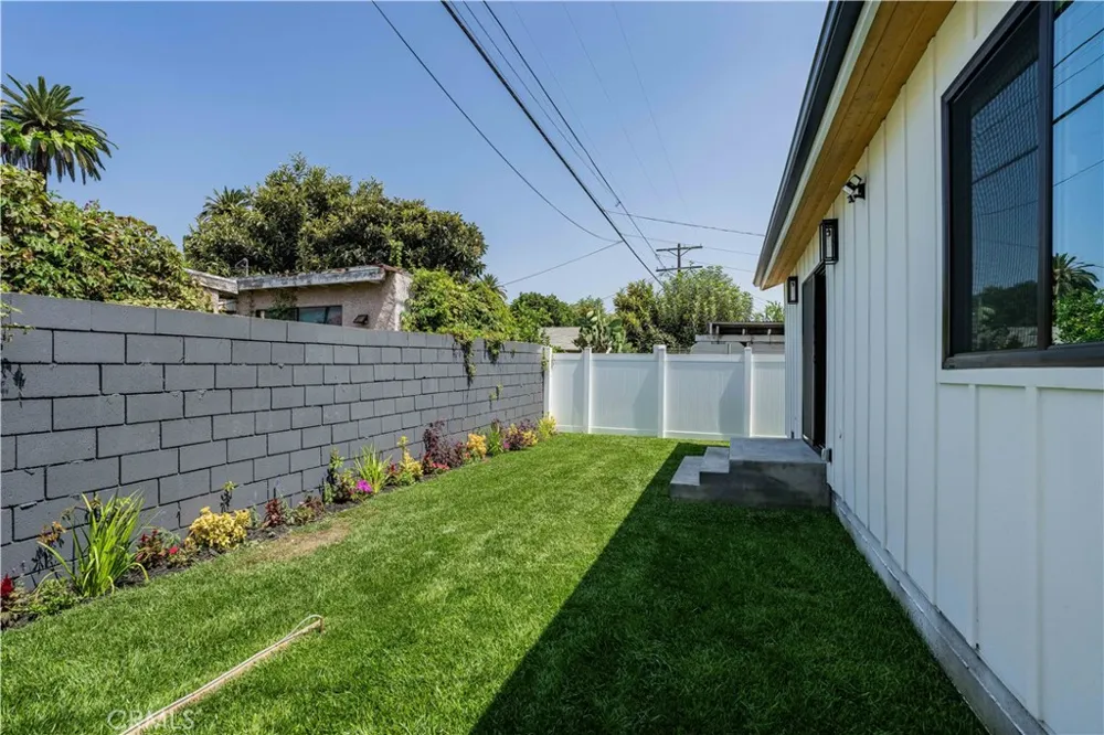 2837 S Palm Grove Avenue Los Angeles, CA 90016