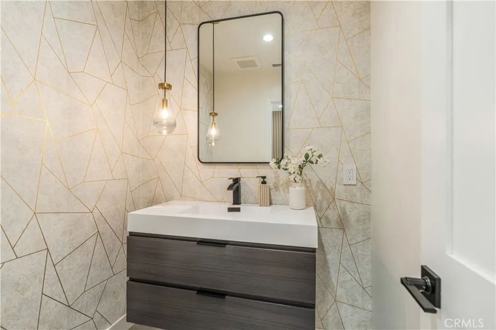 2837 S Palm Grove Avenue Los Angeles, CA 90016