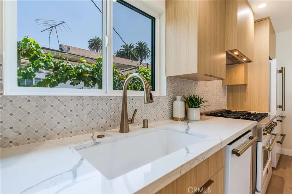 2837 S Palm Grove Avenue Los Angeles, CA 90016