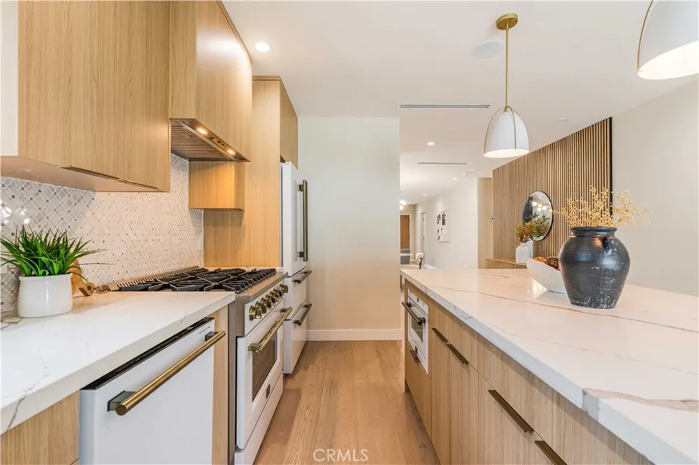 2837 S Palm Grove Avenue Los Angeles, CA 90016