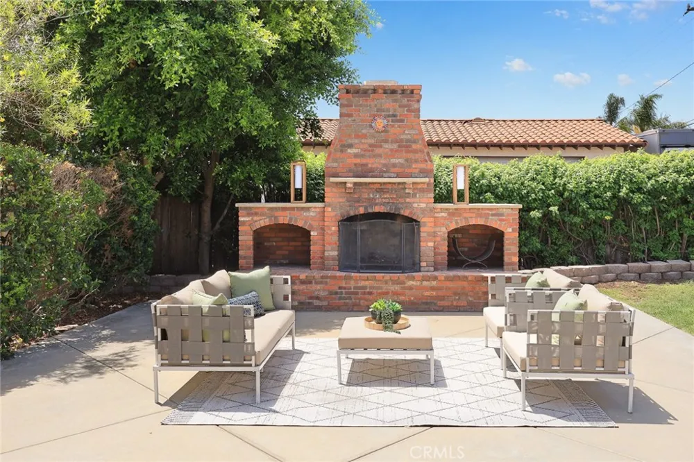 403 S Valley Center Avenue Glendora, CA 91741