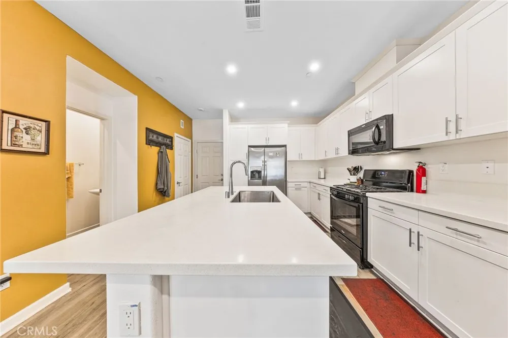 963 W Clover Avenue Rialto, CA 92376