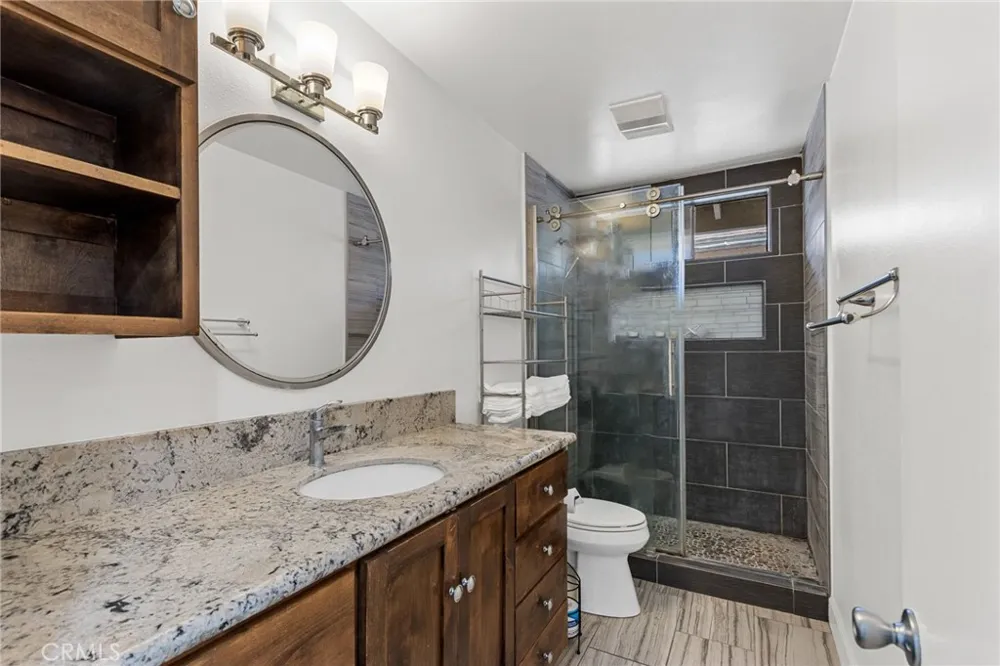11736 215th Lakewood, CA 90715