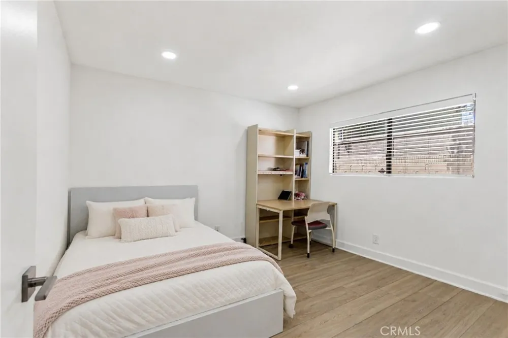 11736 215th Lakewood, CA 90715