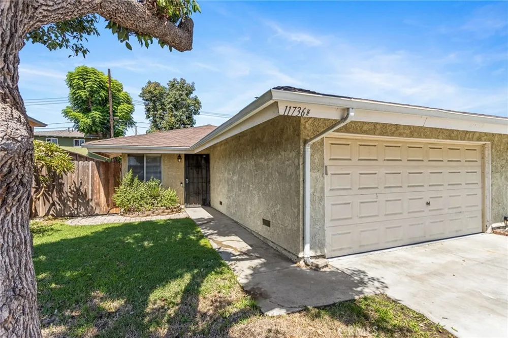 11736 215th Lakewood, CA 90715