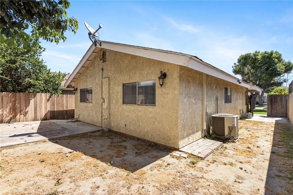 11736 215th Lakewood, CA 90715