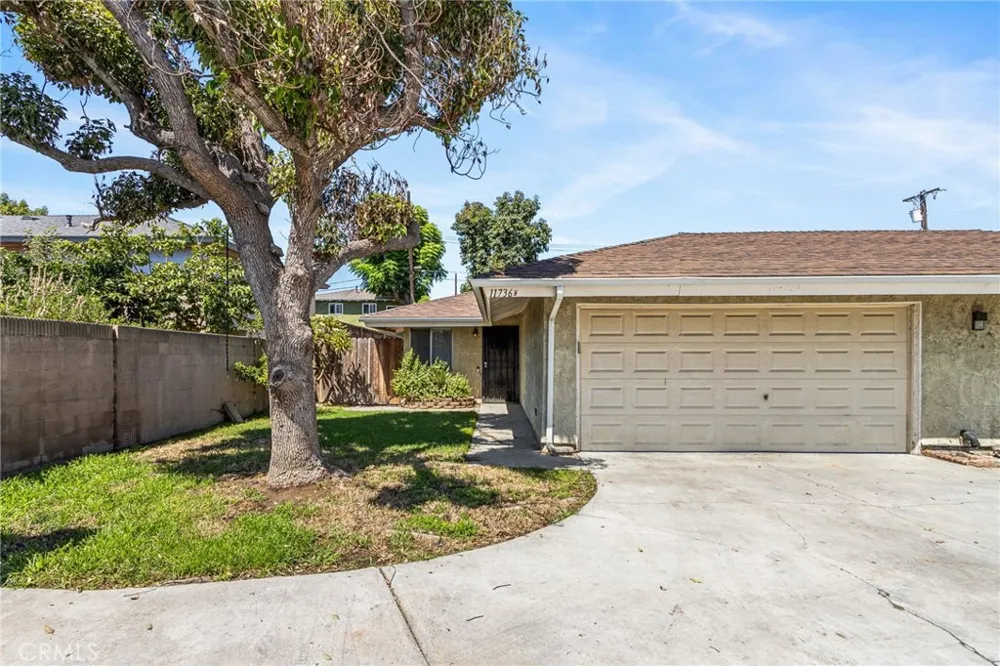 11736 215th Lakewood, CA 90715