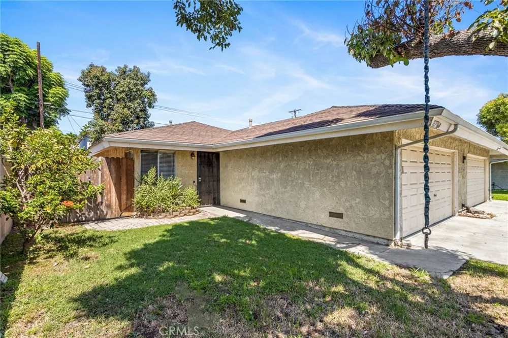 11736 215th Lakewood, CA 90715