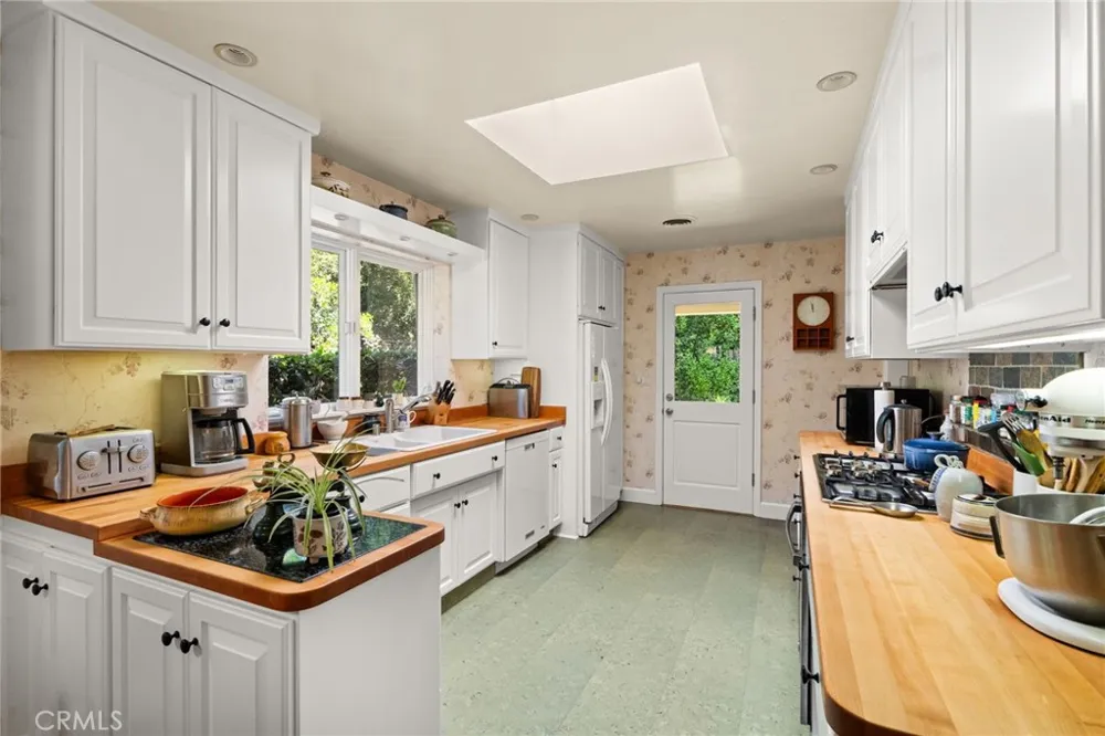 2449 Euclid Cres E Upland, CA 91784