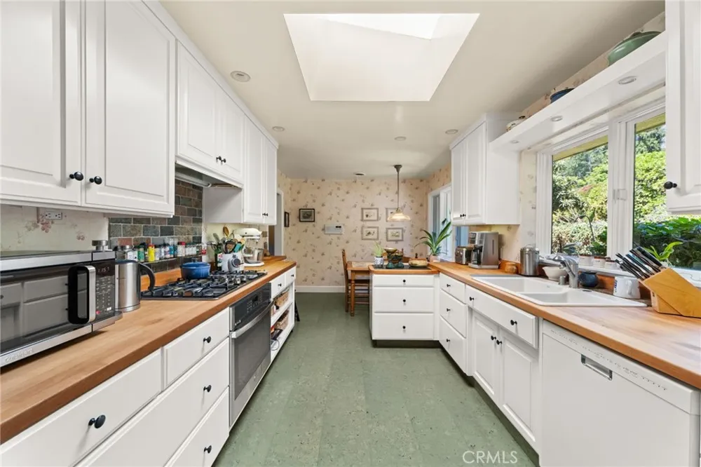 2449 Euclid Cres E Upland, CA 91784