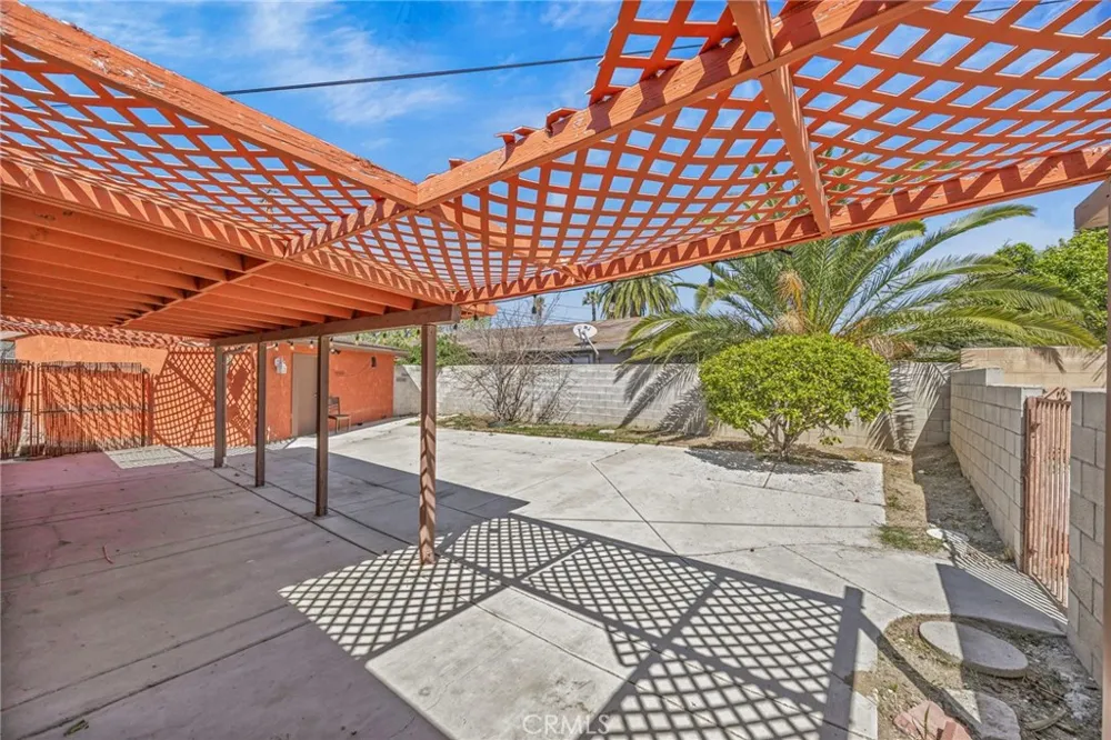 9417 Mango Fontana, CA 92335