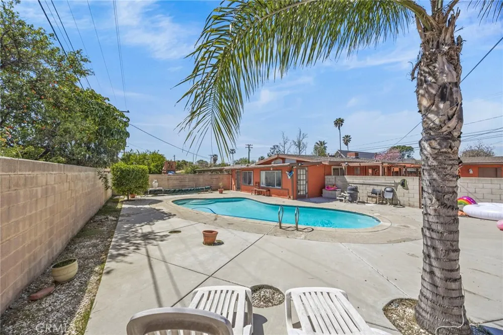 9417 Mango Fontana, CA 92335