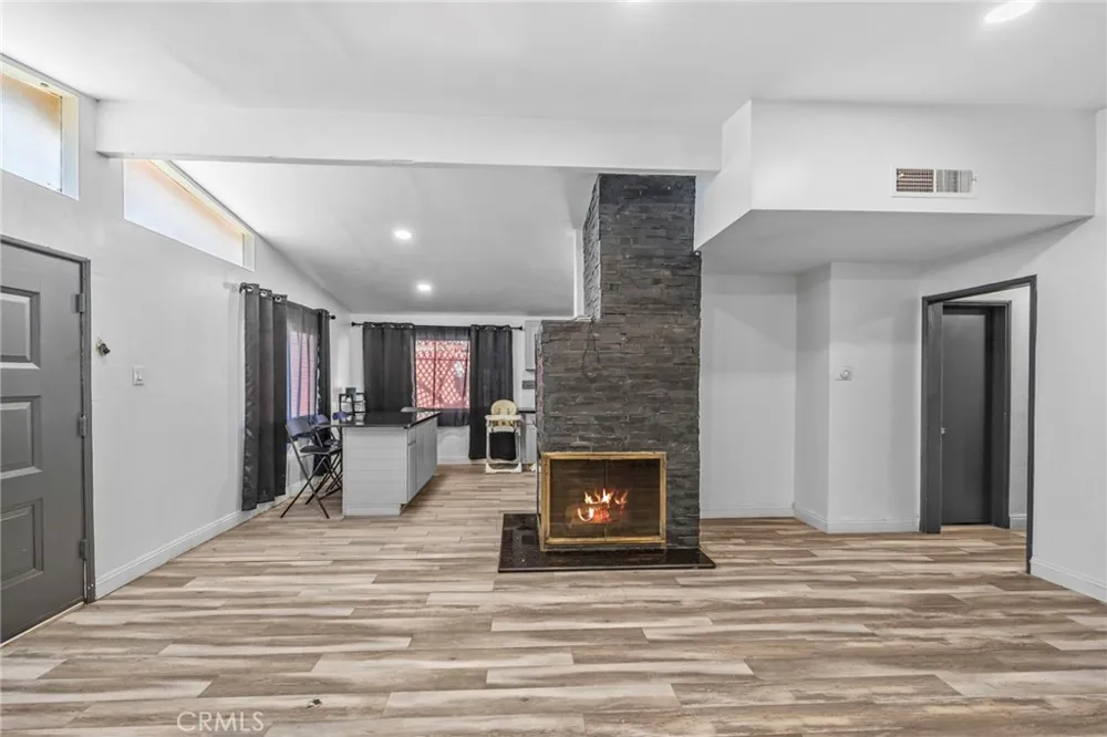 9417 Mango Fontana, CA 92335